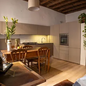  Apartment Colosseum House